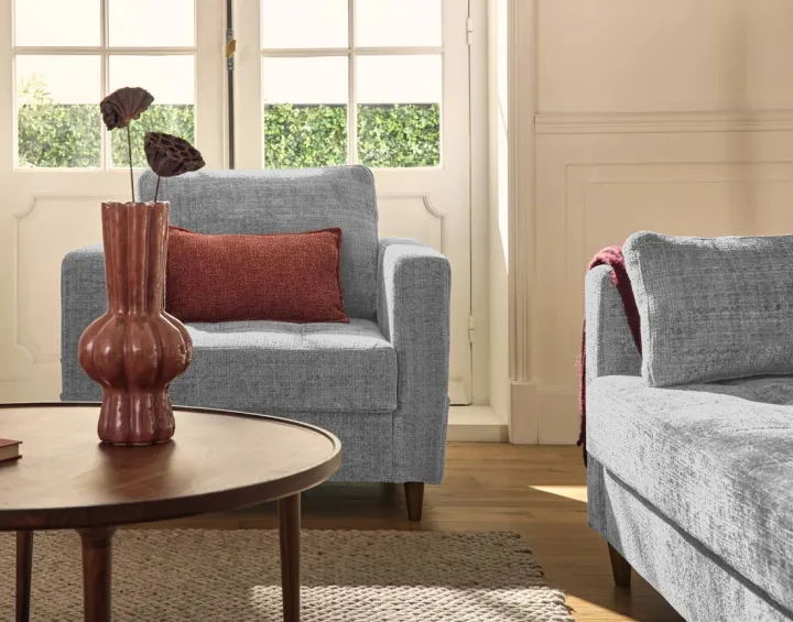Fauteuil avec poche en velours texturé pieds en bois Anna Fauteuil avec poche en velours texturé pieds en bois Anna