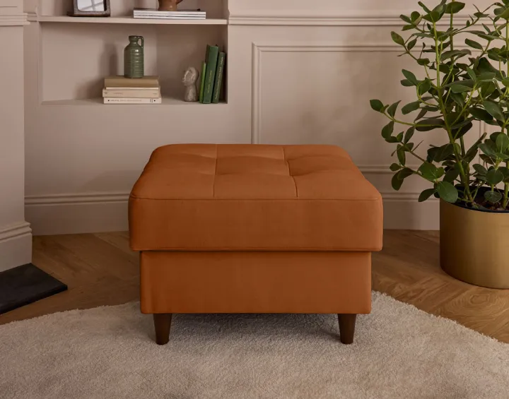 Pouf en velours pieds en bois Anna