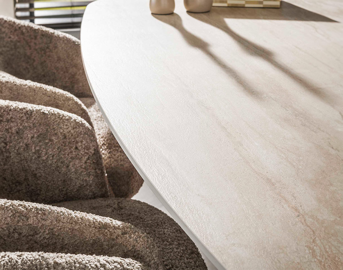 Table à manger plateau effet travertin 4 à 8 personnes Amara