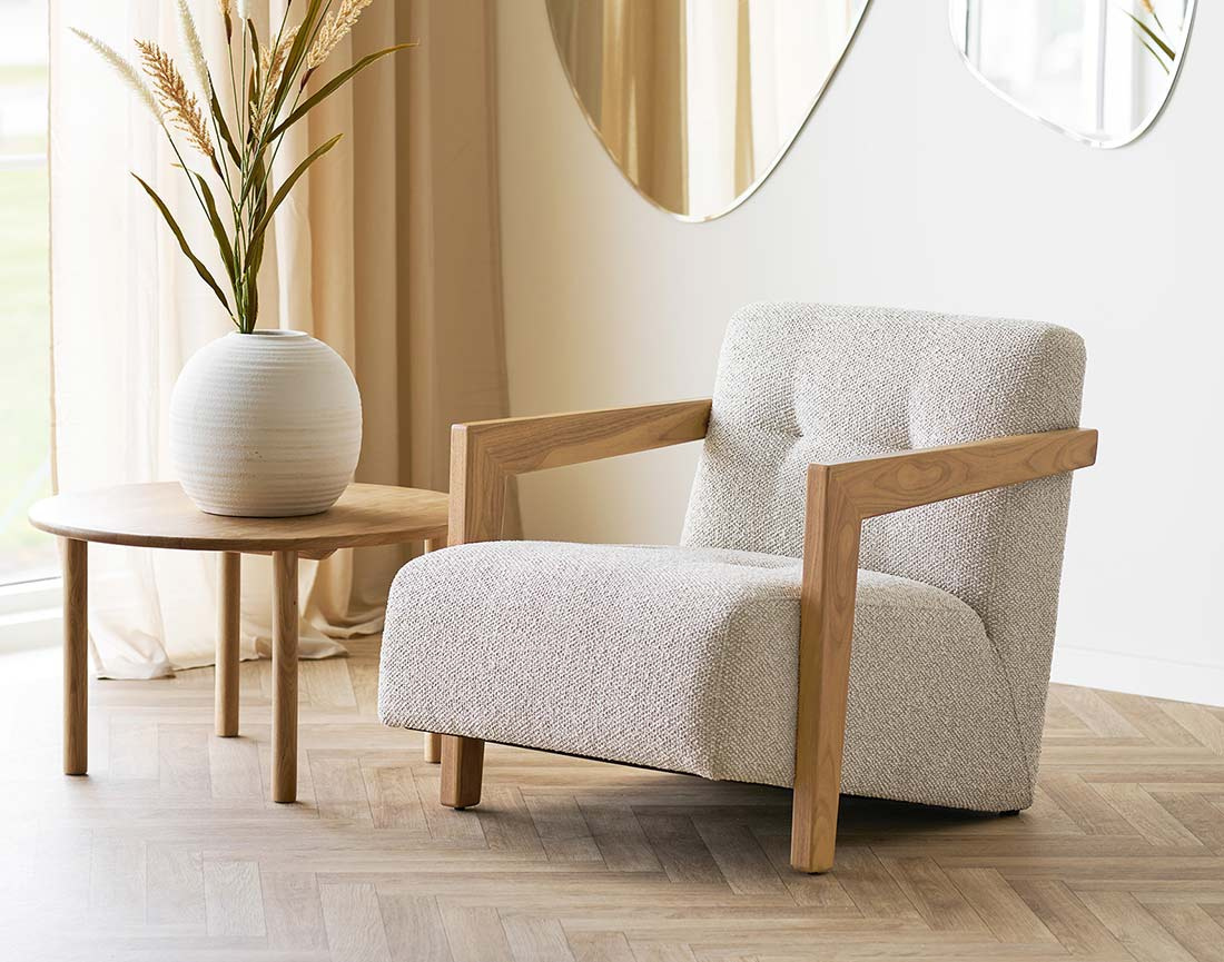 Fauteuil en tissu texturé accoudoirs en chêne massif FSC® 100% Lola