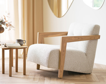 Fauteuil en tissu texturé accoudoirs en chêne massif FSC® 100% Lola