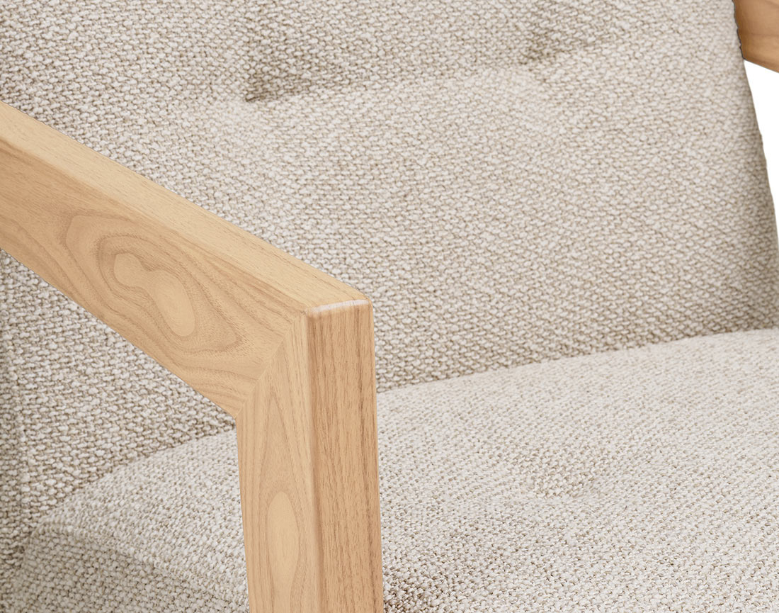 Fauteuil en tissu texturé accoudoirs en chêne massif FSC® 100% Lola