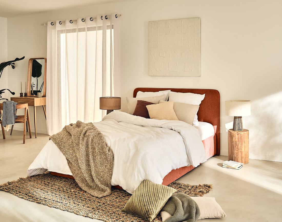 Lit coffre 140x190 cm avec sommier inclus en tissu Goyave