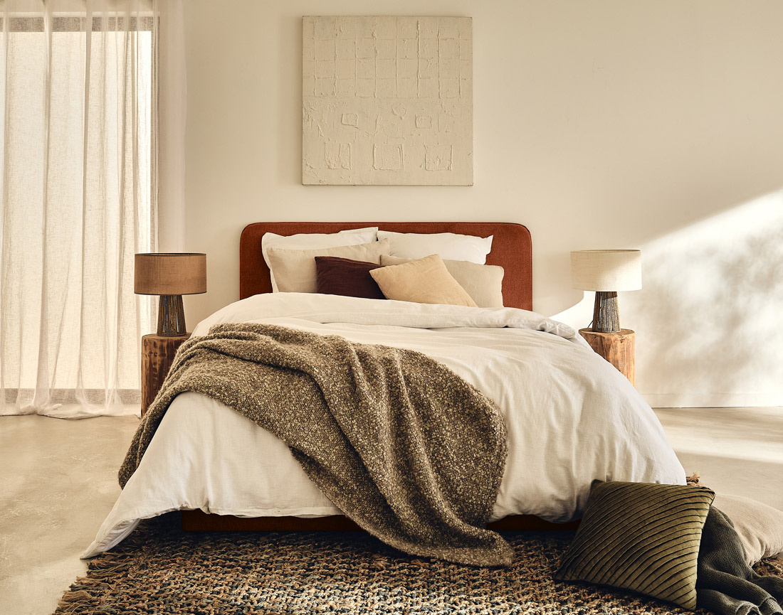 Lit coffre 140x190 cm avec sommier inclus en tissu Goyave