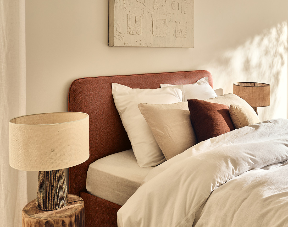 Lit coffre 140x190 cm avec sommier inclus en tissu Goyave