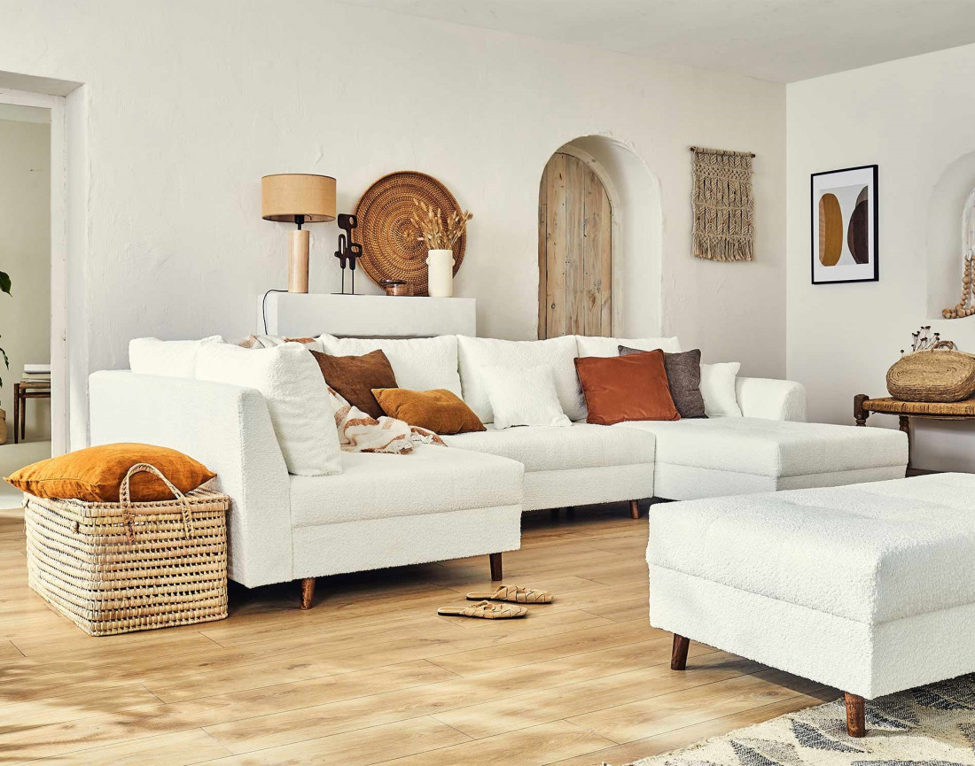 Canapé panoramique d'angle gauche 7 places avec pouf d'appoint en tissu bouclette Rune