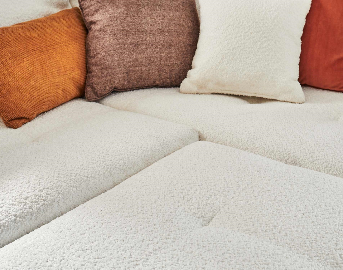 Canapé panoramique d'angle gauche 7 places avec pouf d'appoint en tissu bouclette Rune