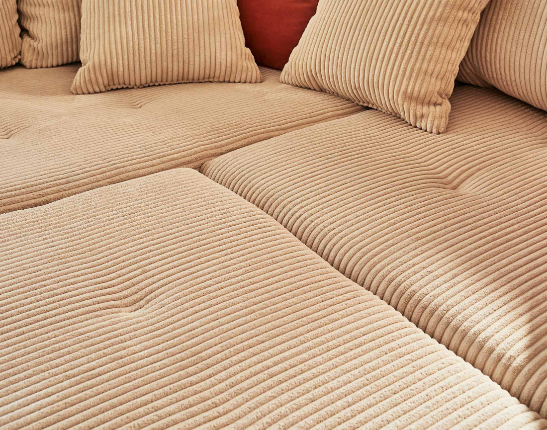 Canapé d'angle droit - 4 places - avec pouf d'appoint - en velours côtelé - Rune Canapé d'angle droit - 4 places - avec pouf d'appoint - en velours côtelé - Rune