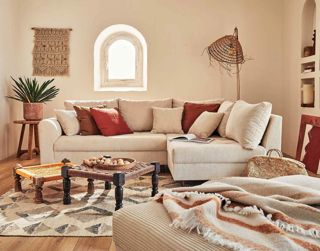 Canapé d'angle droit - 4 places - avec pouf d'appoint - en velours côtelé - Rune Canapé d'angle droit - 4 places - avec pouf d'appoint - en velours côtelé - Rune