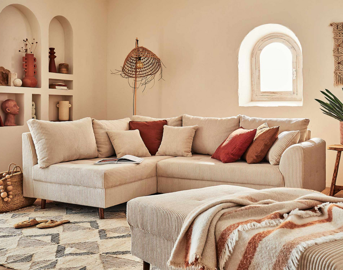 Canapé d'angle gauche - 4 places - avec pouf d'appoint - en velours côtelé - Rune Canapé d'angle gauche - 4 places - avec pouf d'appoint - en velours côtelé - Rune