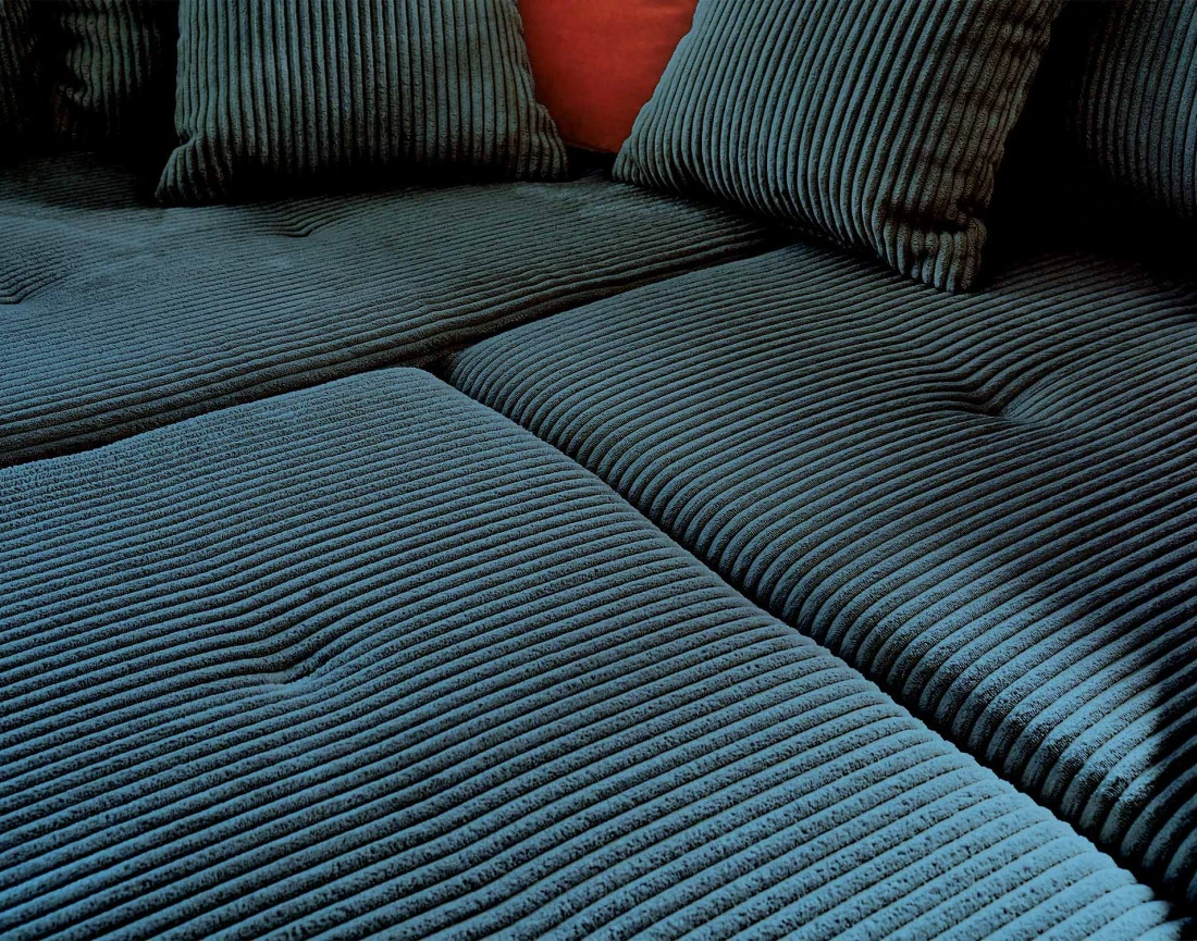 Canapé panoramique d'angle droit 7 places - avec pouf d'appoint - en velours côtelé - Rune
