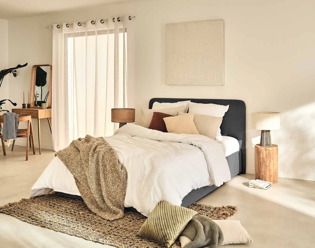 Lit coffre 140x190 cm avec sommier inclus en tissu Goyave