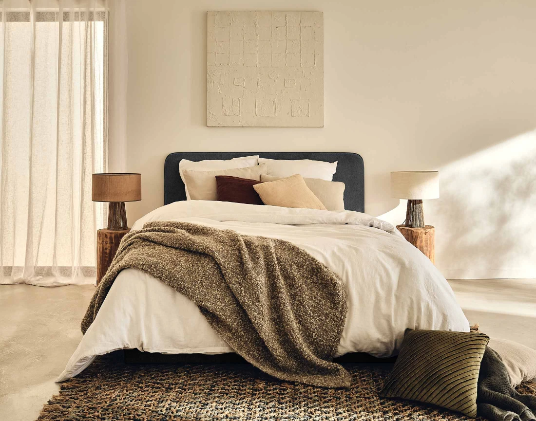 Lit coffre 140x190 cm avec sommier inclus en tissu Goyave