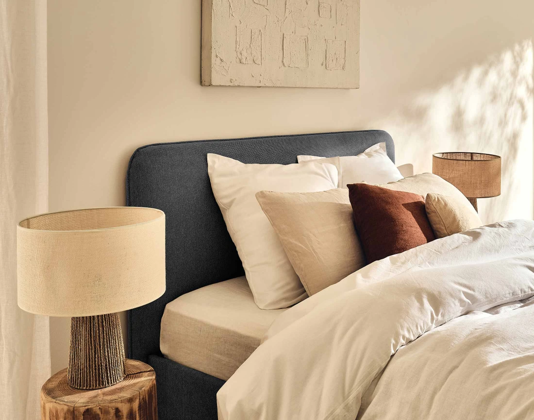 Lit coffre 140x190 cm avec sommier inclus en tissu Goyave