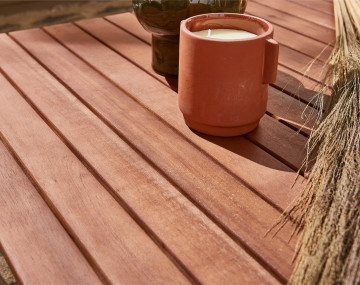 Salon bas d'angle de jardin 5 places en bois, métal et coussins beiges Yulara