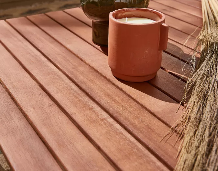 Salon bas d'angle de jardin 5 places en bois, métal et coussins beiges Yulara