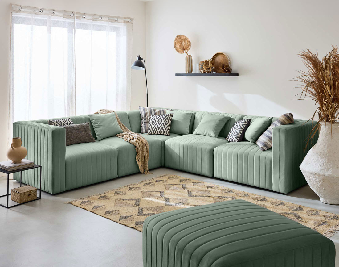 Canapé modulable d'angle réversible 6 places avec pouf d'appoint en velours Nova Canapé modulable d'angle réversible 6 places avec pouf d'appoint en velours Nova