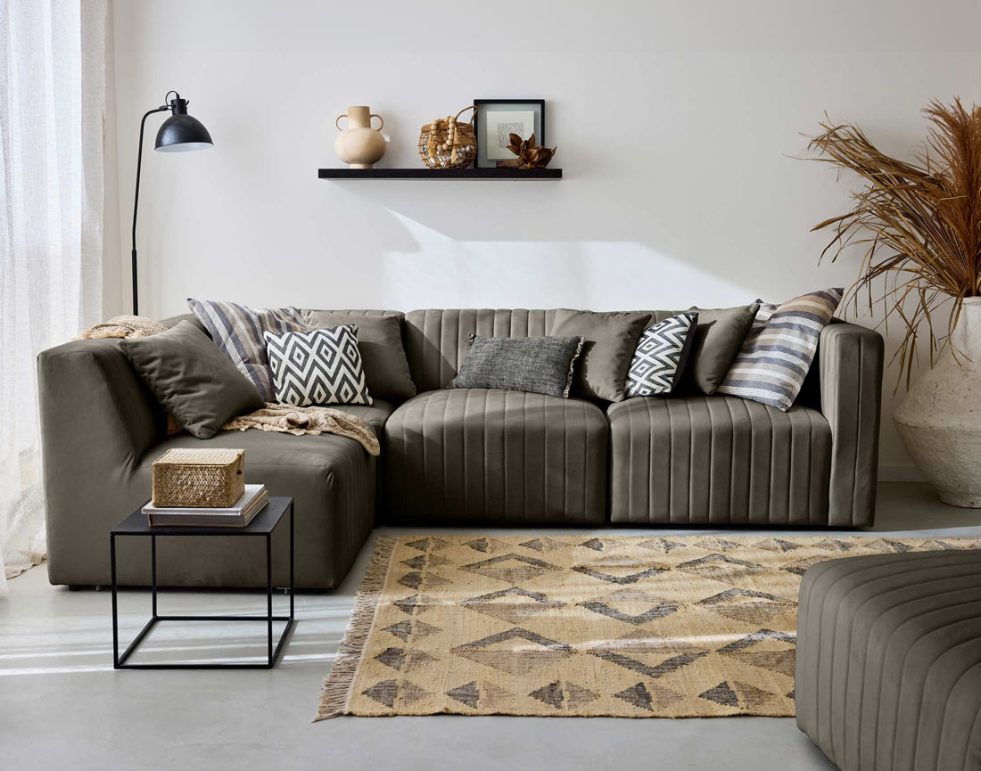 Canapé modulable d'angle gauche 5 places avec pouf d'appoint en velours Nova Canapé modulable d'angle gauche 5 places avec pouf d'appoint en velours Nova