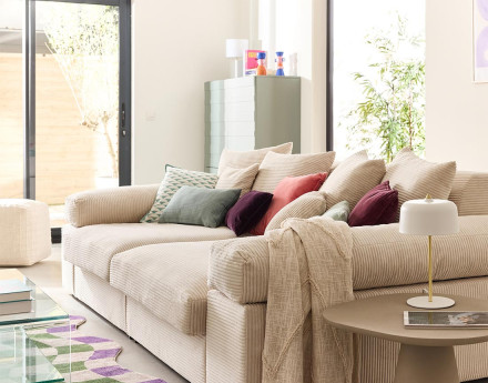 Canapé 4 places avec une assise profonde en velours côtelé