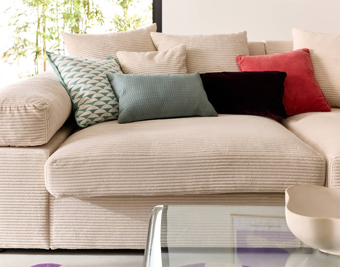 Canapé 4 places avec une assise profonde en velours côtelé