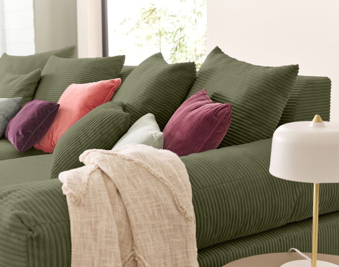 Canapé 4 places avec une assise profonde en velours côtelé Canapé 4 places avec une assise profonde en velours côtelé