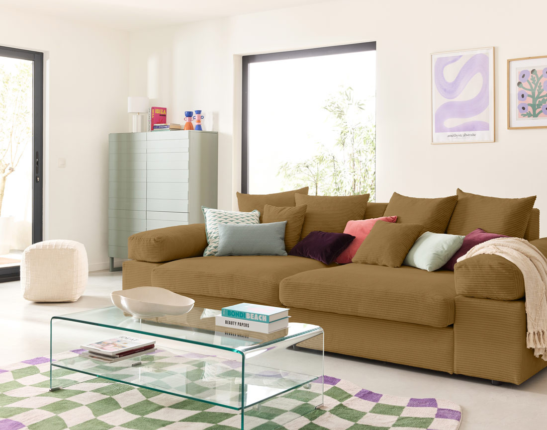 Canapé 4 places avec une assise profonde en velours côtelé