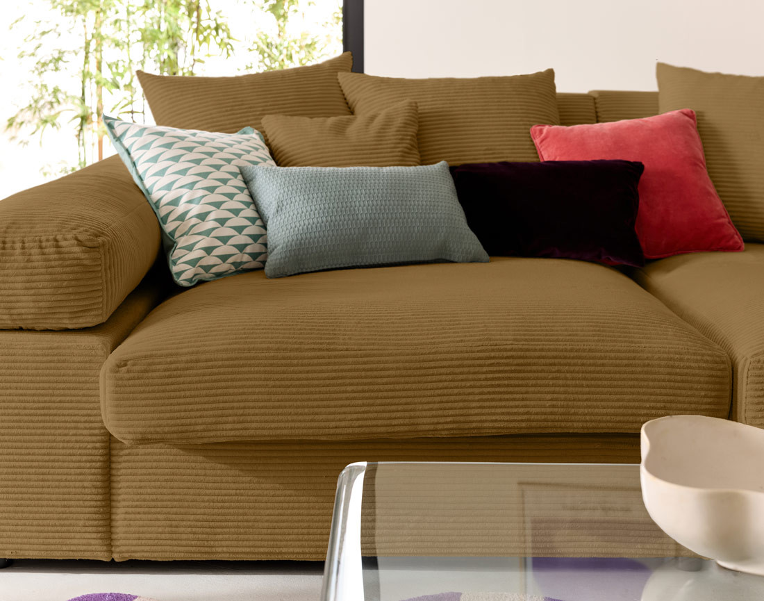 Canapé 4 places avec une assise profonde en velours côtelé