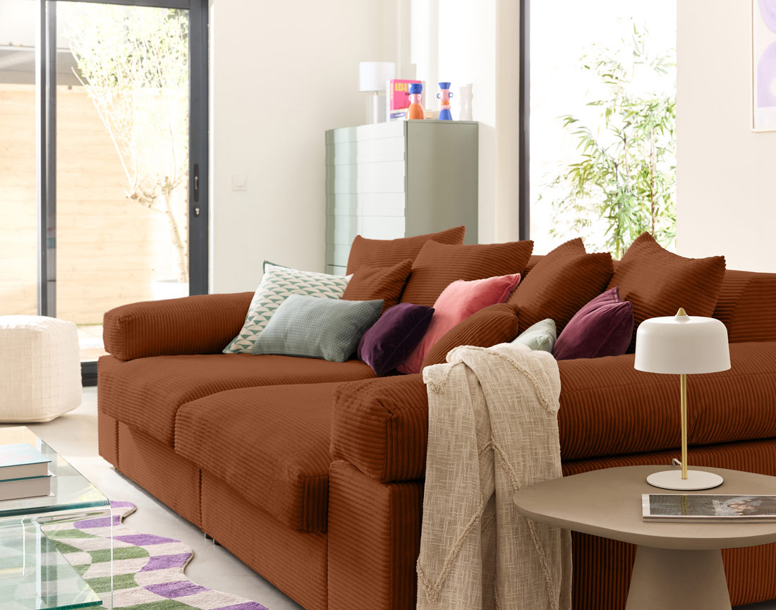 Canapé 4 places avec une assise profonde en velours côtelé