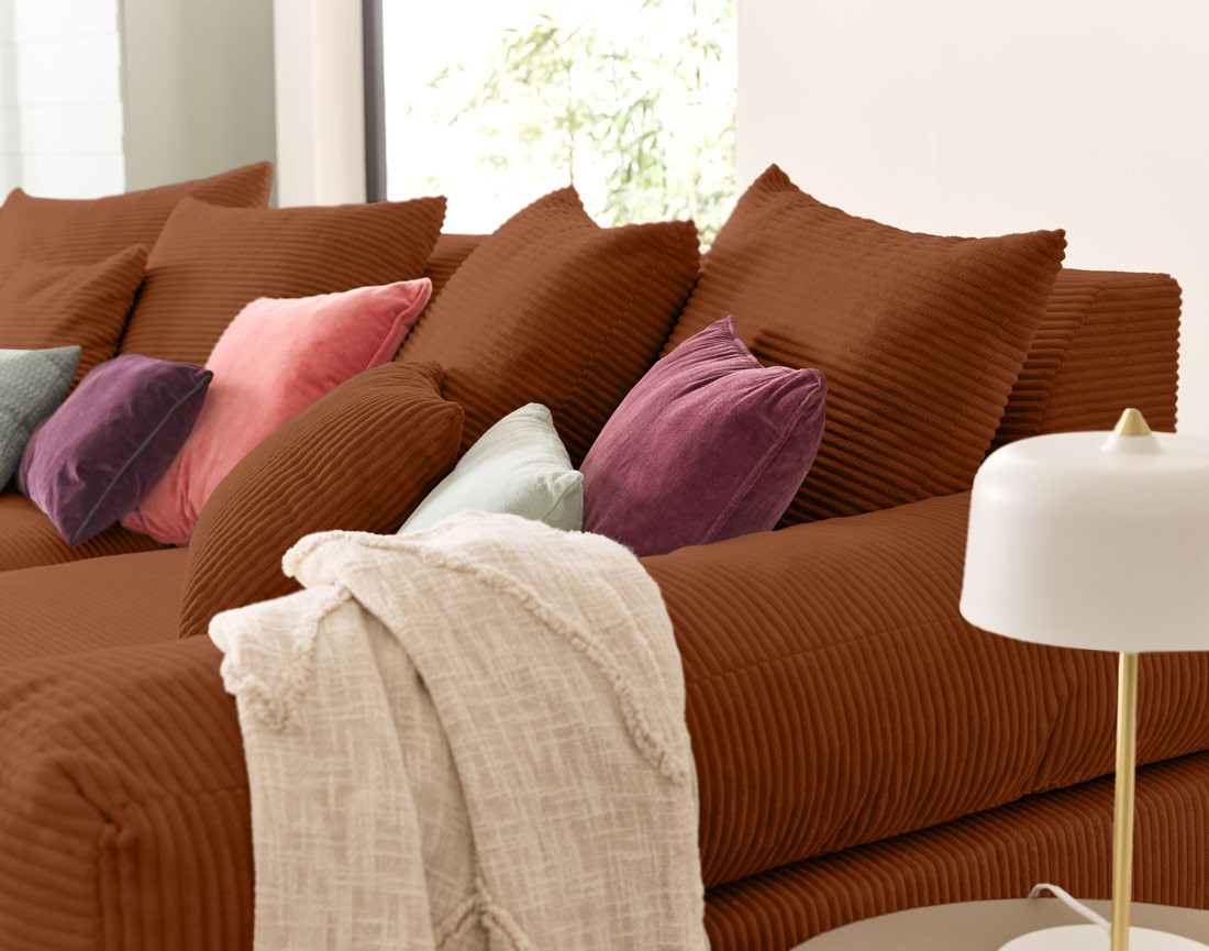 Canapé 4 places avec une assise profonde en velours côtelé