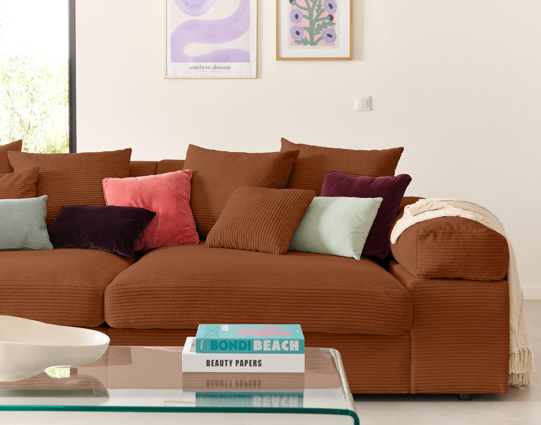 Canapé 4 places avec une assise profonde en velours côtelé