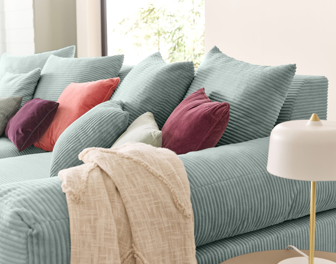 Canapé 4 places avec une assise profonde en velours côtelé