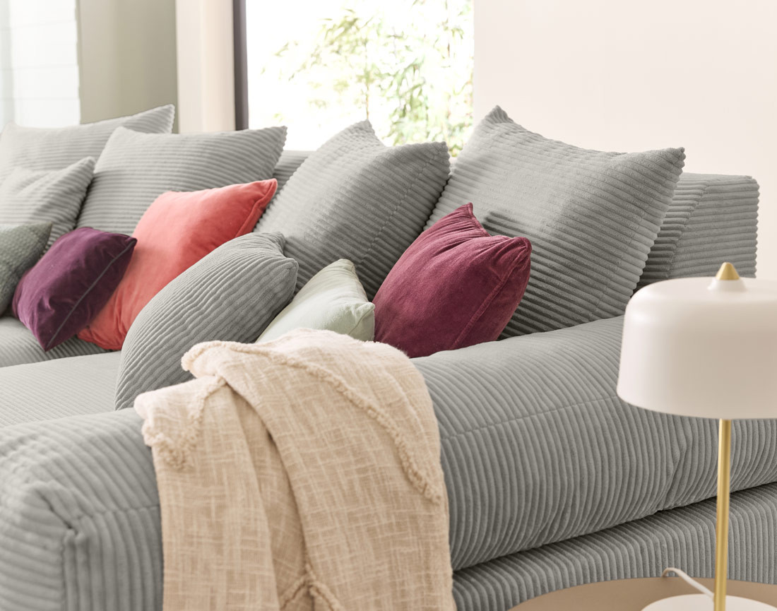 Canapé 4 places avec une assise profonde en velours côtelé