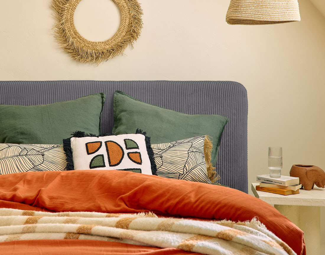 Lit coffre 140x190 cm en velours côtelé avec sommier inclus Goyave