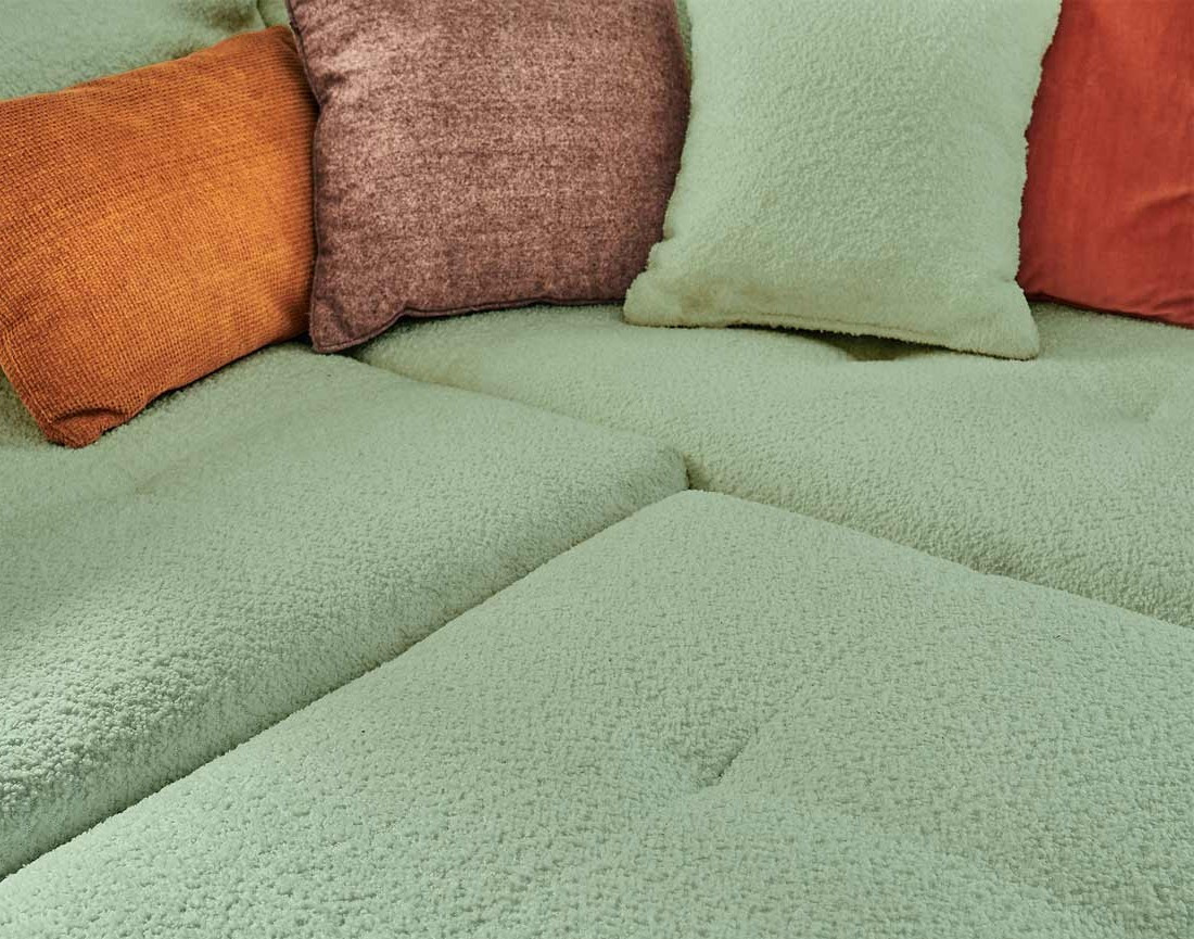 Canapé panoramique d'angle gauche 7 places avec pouf d'appoint en tissu bouclette Rune