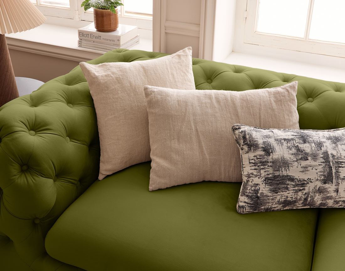 Canapé 3 places chesterfield en velours pieds en métal doré Camden