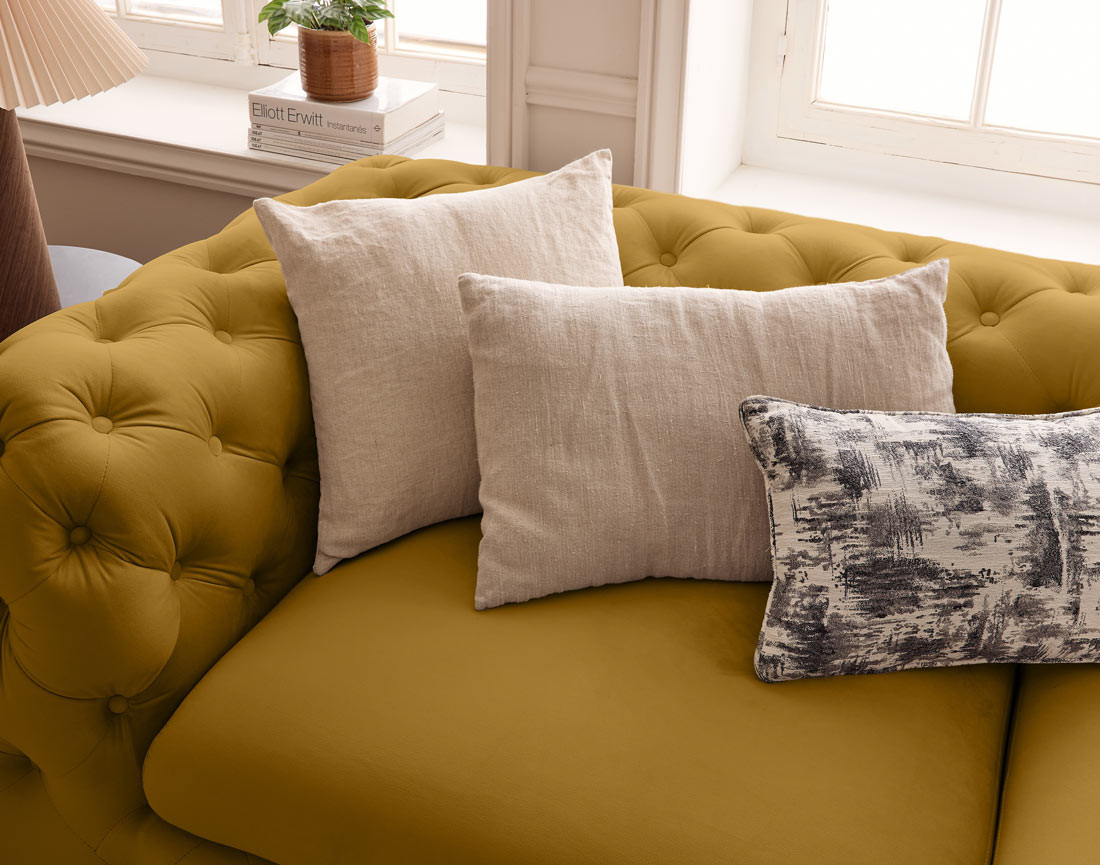 Canapé 3 places chesterfield en velours pieds en métal doré Camden