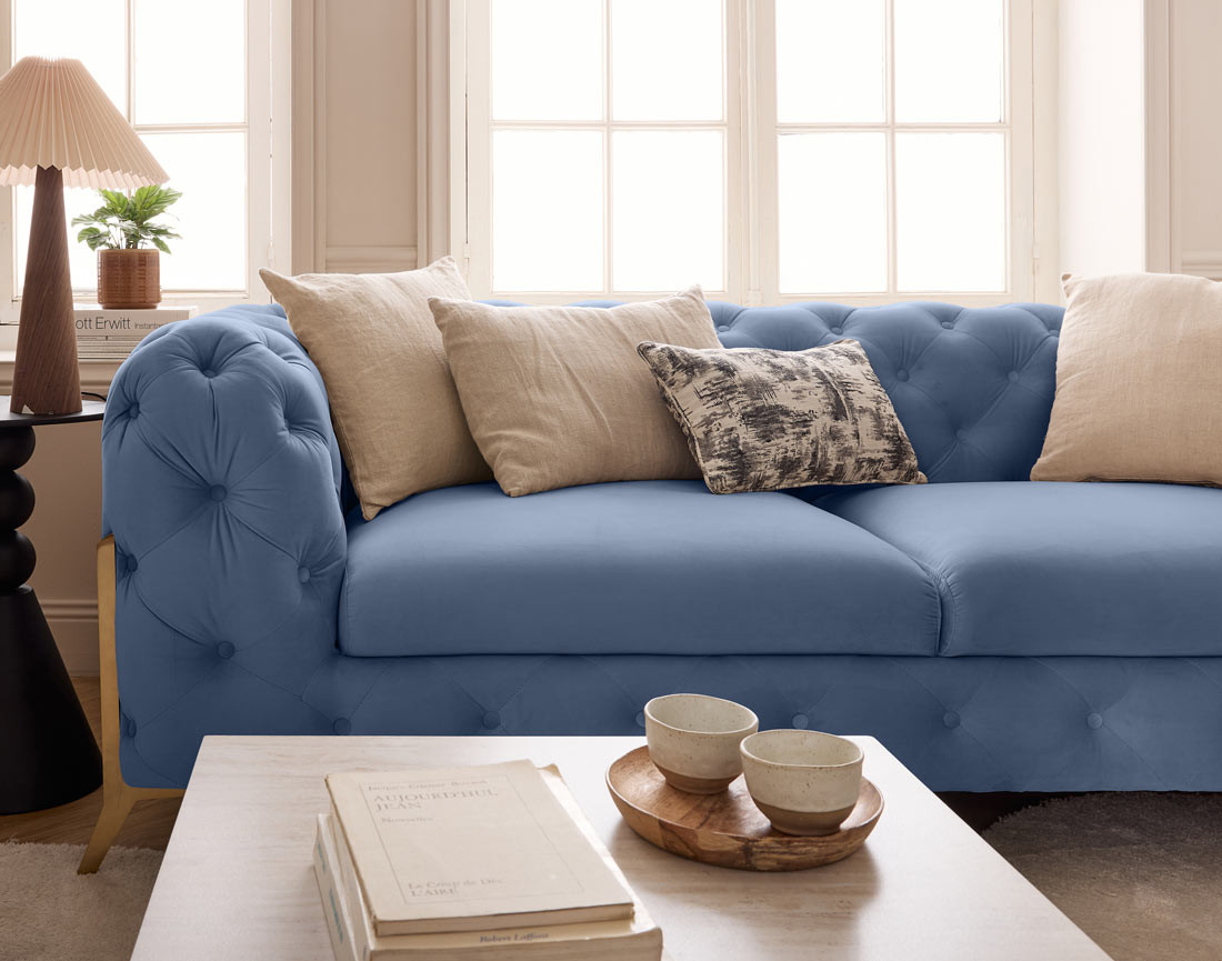 Canapé 3 places chesterfield en velours pieds en métal doré Camden