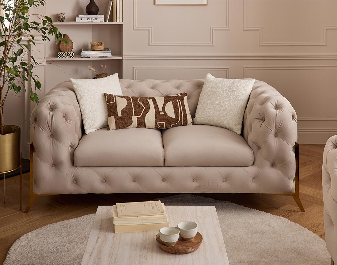 Canapé 2 places chesterfield en velours pieds en métal doré Camden Canapé 2 places chesterfield en velours pieds en métal doré Camden