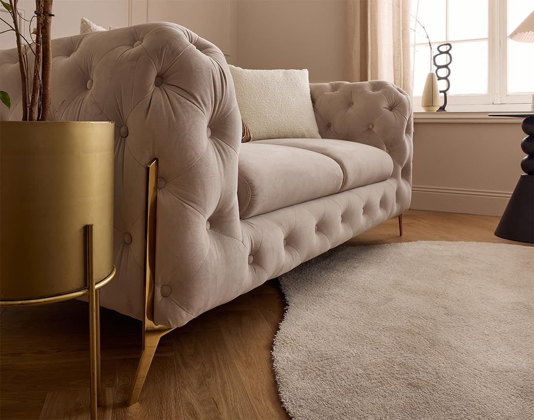 Canapé 2 places chesterfield en velours pieds en métal doré Camden Canapé 2 places chesterfield en velours pieds en métal doré Camden