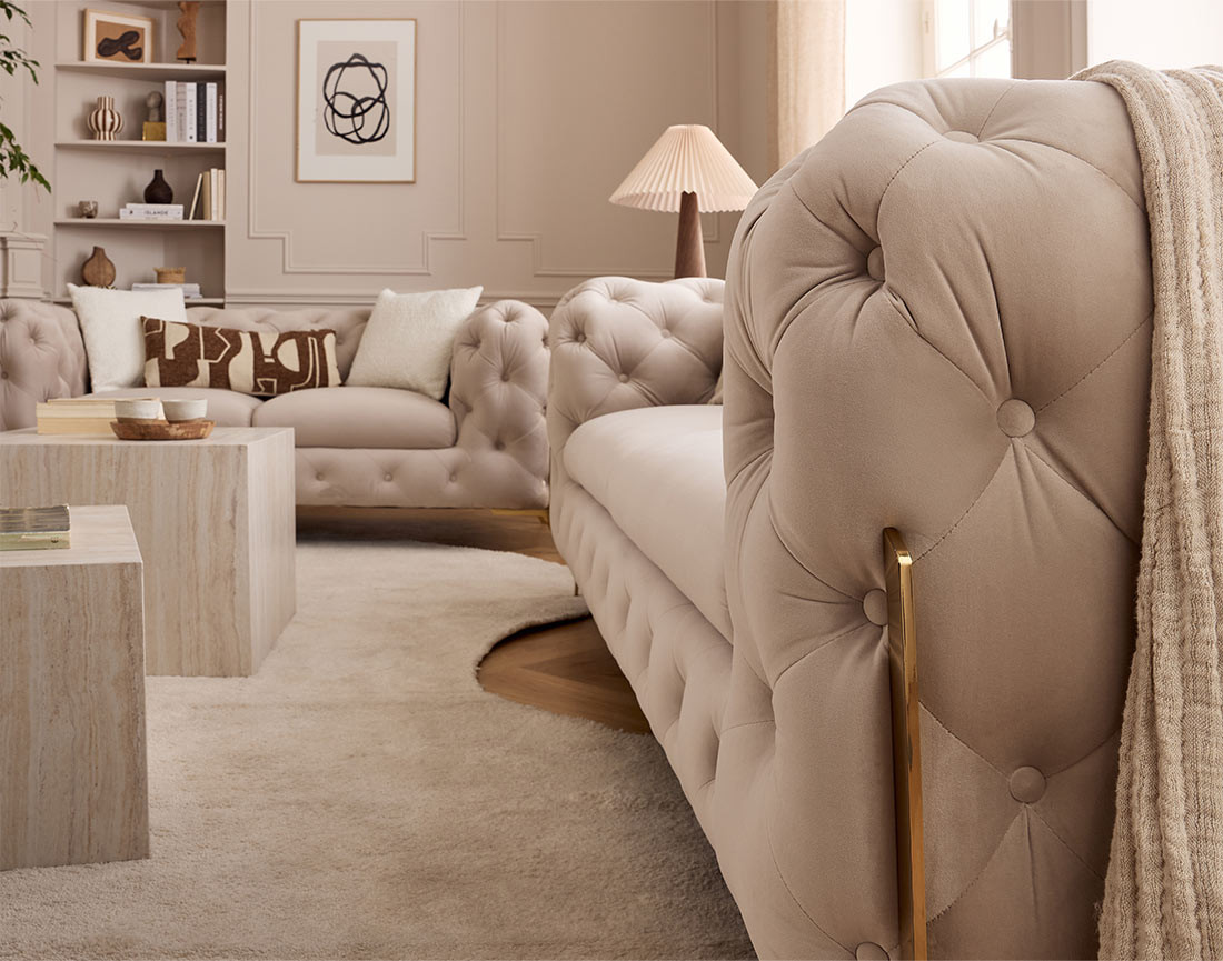 Canapé 2 places chesterfield en velours pieds en métal doré Camden Canapé 2 places chesterfield en velours pieds en métal doré Camden