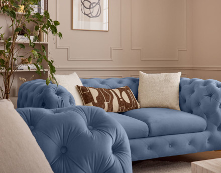 Canapé 2 places chesterfield en velours pieds en métal doré Camden