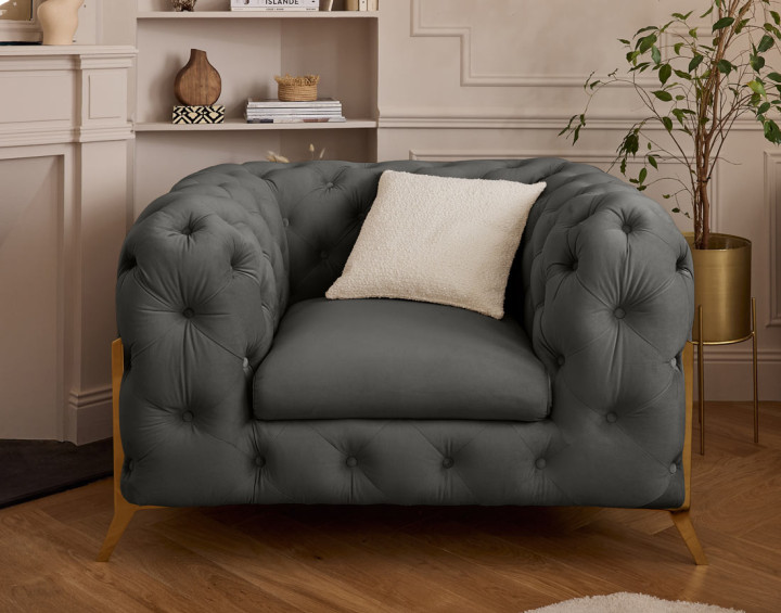 Fauteuil chesterfield en velours pieds en métal doré Camden