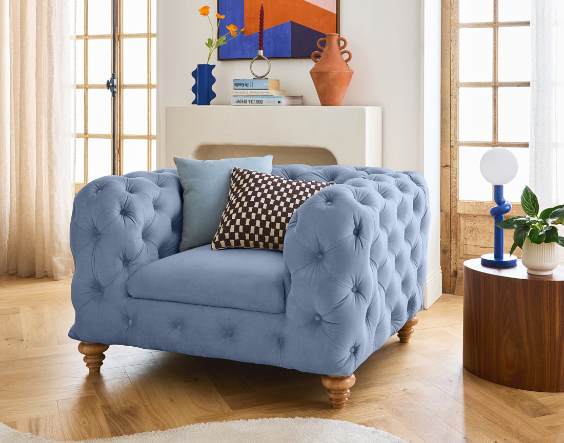 Fauteuil chesterfield en velours pieds bois Walter