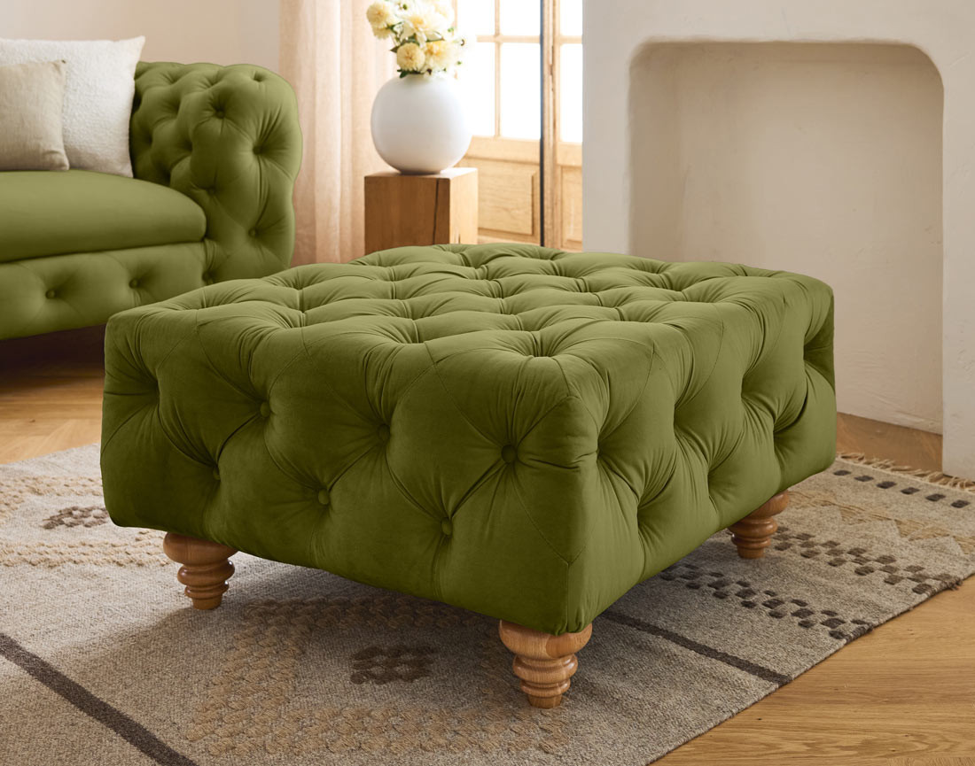 Pouf chesterfield en velours pieds bois Walter
