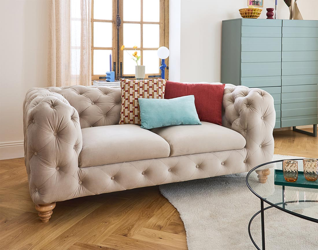 Canapé 2 places chesterfield en velours pieds bois Walter