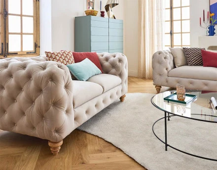 Canapé 2 places chesterfield en velours pieds bois Walter