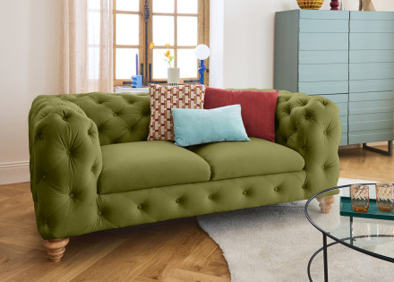 Canapé 2 places chesterfield en velours pieds bois Walter