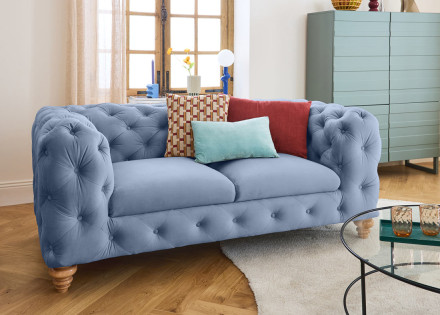 Canapé 2 places chesterfield en velours pieds bois Walter