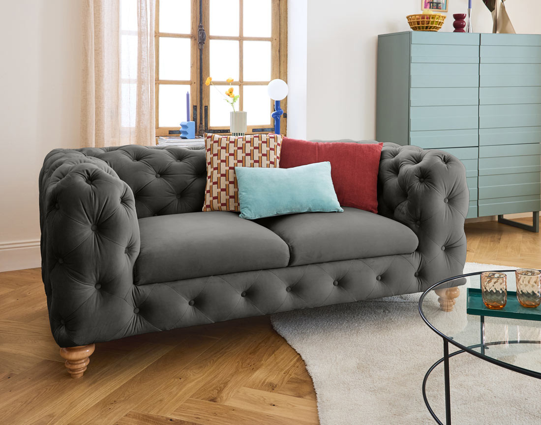 Canapé 2 places chesterfield en velours pieds bois Walter Canapé 2 places chesterfield en velours pieds bois Walter