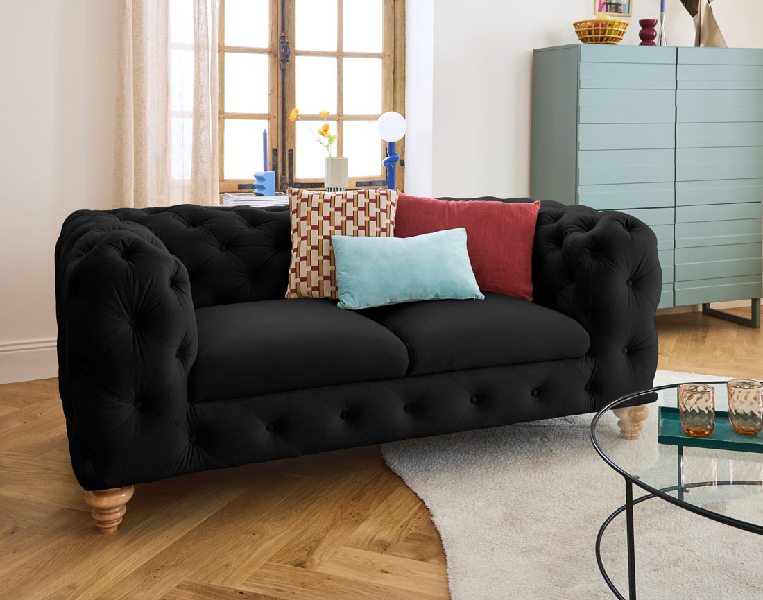 Canapé 2 places chesterfield en velours pieds bois Walter Canapé 2 places chesterfield en velours pieds bois Walter